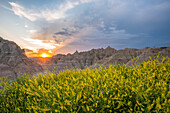 Erodierte Buttes bei Sonnenuntergang, Badlands National Park, South Dakota