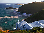 Erhöhte Ansicht eines Stuckhauses an der Küste, Saint-Barthelemy, Guadeloupe
