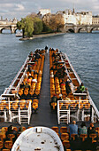 Touristen in einem Ausflugsboot, Fluss Seine, Paris, Ile-de-France, Frankreich