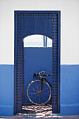 Blaue Tür und ein Fahrrad, Essaouira, Marokko