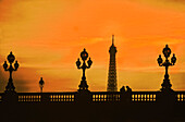 Silhouette eines Turms bei Sonnenuntergang, Pont Alexandre III, Eiffelturm, Paris, Ile-de-France, Frankreich