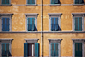 Architektonische Details von Fenstern mit Fensterläden, Rom, Italien