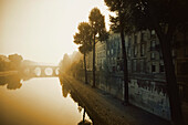 Am frühen Morgennebel entlang der Seine, Paris, Ile-de-France, Frankreich