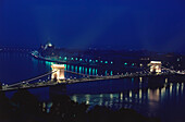 Nachts beleuchtete Brücke, Kettenbrücke, Donau, ungarisches Parlamentsgebäude, Budapest, Ungarn
