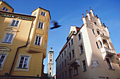 Untersicht von Gebäuden mit der Heiliggeistkirche im Hintergrund, München, Bayern, Deutschland