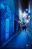 Menschen zu Fuß auf einer Straße in der Nacht, Antibes, Provence-Alpes-Cote d'Azur, Frankreich