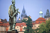 Statue des Hl. Johannes von Nepomuk auf der Karlsbrücke, Prag, Tschechische Republik