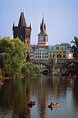 Fluss mit Gebäuden im Hintergrund, Moldau, Prag, Tschechische Republik