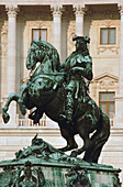 Statue von Prinz Eugen von Savoyen vor einem Palast, der Hofburg-Komplex, Heldenplatz, Wien, Österreich