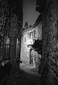 Schmale Gasse in einer Stadt, Eze, Provence-Alpes-Cote d'Azur, Frankreich