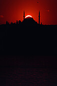 Silhouette einer Moschee bei Sonnenuntergang, Blaue Moschee, Istanbul, Türkei