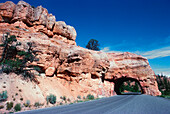 Straße zu einem Tunnel, Arches-Nationalpark, Utah, USA