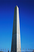 Niedrigen Winkel Blick auf ein Denkmal, Washington Monument, Washington DC, USA