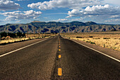 Autobahn zum Gebirge, historische Route 66, Arizona, USA