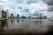 Panama, Panama City, Blick auf Boote auf Bahia de Panama und Punta Paitilla Skyline im Hintergrund
