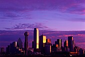 Die Skyline der Innenstadt vor einem lila Himmel bei Sonnenuntergang, Dallas, Texas, USA