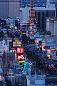 Erhöhte Ansicht des Las Vegas Strip von der Spitze des Mandalay Bay Resort and Casino in der Abenddämmerung, Las Vegas, Clark County, Nevada, USA