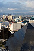 Las Vegas Strip gesehen von der Spitze des Mandalay Bay Resort and Casino, Las Vegas, Clark County, Nevada, USA