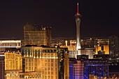 Erhöhte Ansicht des Las Vegas Strip bei Nacht von der Spitze des Mandalay Bay Resort and Casino, Las Vegas, Clark County, Nevada, USA