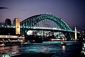Sydney Harbour Bridge nachts beleuchtet, Hafen von Sydney, Sydney, New South Wales, Australien