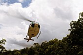 Untersicht eines Hubschraubers, Jayawijaya Mountains, Irian Jaya, Neuguinea, Indonesien