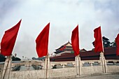 Rote Fahnen flattern an der Mauer rund um die Verbotene Stadt, Peking, China