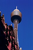 Niedrigen Winkel Blick auf einen Turm, Centrepoint Tower, Sydney, New South Wales, Australien