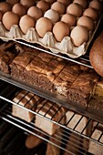Eier mit Marmorkuchen und Brotlaiben auf Drahtregalen