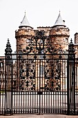 Schmiedeeisernes Tor am Eingang des Edinburgh Castle, Edinburgh, Schottland