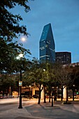 USA, Texas, Dallas, Fountain Place building at night
