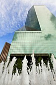 USA, Texas, Dallas, Untersicht von Wasserfontänen des Gebäudes Fountain Place