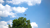 Drohne fliegt über ein Feld in Louisville, Kentucky