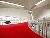 Architekturaufnahme der oberen Lobby des von Eero Saarinen entworfenen TWA-Hotels am Flughafen JFK