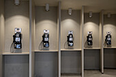 Telefonzellen im TWA-Hotel, entworfen von Eero Saarinen am Flughafen JFK