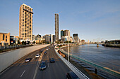 Motorway running alongside Brisbane River and Brisbane City with view of Kurilpa Bridge connecting Kurilpa Point to South Brisbane CBD