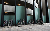 Fahrräder parken vor einem modernen Gebäude im Stadtzentrum