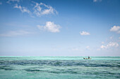 Einheimischer im Einbaum Boot, kristallklares Wasser, Nosy Nato, Ile aux Nattes, Madagaskar, Indischer Ozean, Afrika