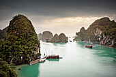 Dschunken in der Halong Bucht (Vinh Ha Long), Golf von Tonkin, Quang Ninh, Vietnam, Südost Asien, UNESCO Welterbe