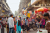 Leute, die auf dem geschäftigen Outdoor-Markt in Mumbai einkaufen