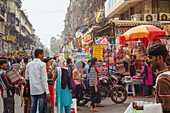 People shopping in busy Mumbai outdoor market