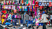 Menschen, die im Bekleidungsgeschäft auf dem Markt im Freien einkaufen