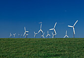 Windkraftanlagen gegen den blauen Himmel im Windpark