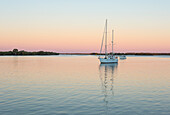 Yacht in ruhigem Wasser bei Sonnenuntergang vor Kangaroo Island