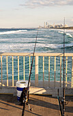 Angelrute lehnt an einem Geländer eines permanenten Pontons mit Blick auf Surfers Paradise - Gold Coast