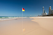 Einsame Surf-Lebensrettungsflagge am leeren Strand - Gold Coast