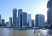 Blick über den Brisbane River auf CBD-Hochhäuser