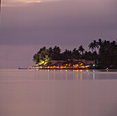 Fidschi Resort beleuchtet bei Sonnenuntergang auf der Insel Fidschi