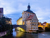 Bamberg; Altes Rathaus und Obere Brücke, Blick über die Regnitz vom Geyerswörthsteg, Bayern, Deutschland