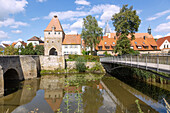 Herrieden; Stadtmauer mit Storchenturm, Steinerne Altmühlbrücke, Bayern, Deutschland