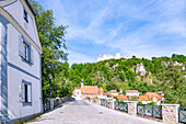 Kallmünz; Steinerne Brücke, altes Rathaus; Burgruine Kallmünz, Bayern, Deutschland